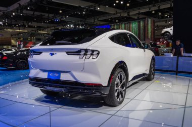 Ford Mustang Mach-E SUv Los Angeles Otomobil Fuarı sırasında sergileniyor.