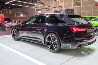 Audi Rs6 Avant Los Angeles Otomobil Fuarı sırasında sergileniyor.