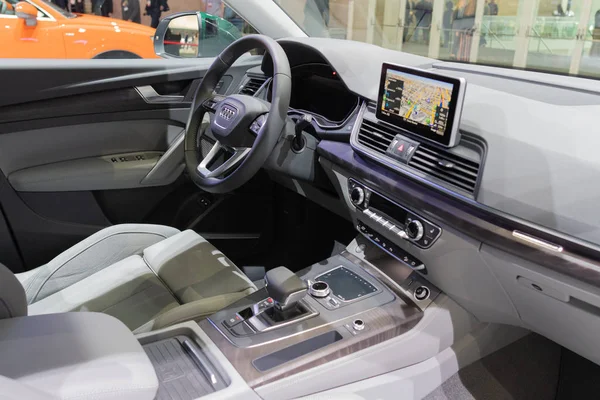 Audi Q5 PHEV hybrid na displeji během autosalonu v Los Angeles. — Stock fotografie