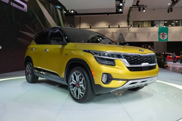 Kia Seltos compact SUV on display during Los Angeles Auto Show. — Stock Photo, Image