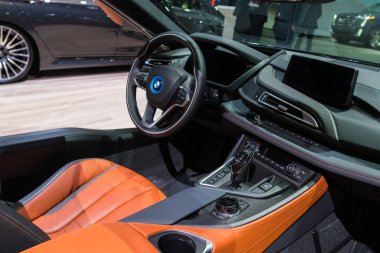 Los Angeles Otomobil Fuarı sırasında Bmw i8 Üstü açılır.