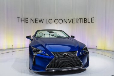Lexus Lc500 Üstü açılır araba Los Angeles Otomobil Fuarı sırasında sergileniyor.