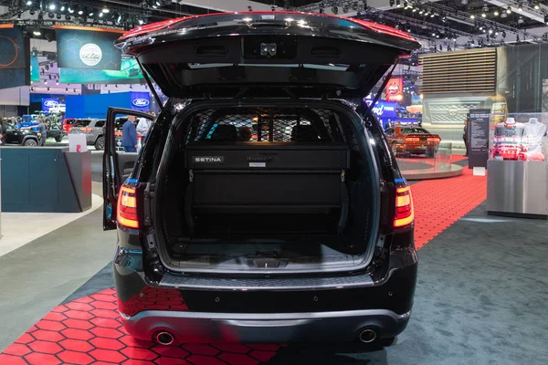 Dodge Durango Pursuit visas under Los Angeles Auto Show. — Stockfoto