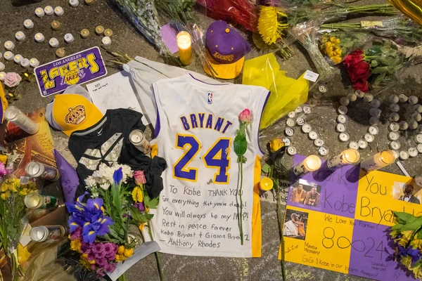 Murale tributo Kobe Bryant tra Staples Center e LA Live — Foto Stock