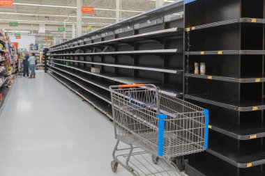 Los Angeles, Usa - 15 Mart 2020: Şehirde olası bir Coronavirus salgını korkusu nedeniyle Los Angeles süpermarketlerinde boş yiyecek rafları.