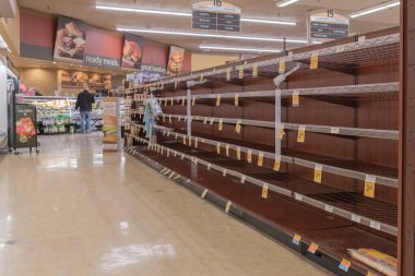 Los Angeles, Usa - 15 Mart 2020: Şehirde olası bir Coronavirus salgını korkusu nedeniyle Los Angeles süpermarketlerinde boş yiyecek rafları.