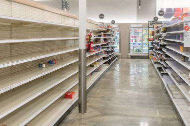 Los Angeles, Usa - 15 Mart 2020: Şehirde olası bir Coronavirus salgını korkusu nedeniyle Los Angeles süpermarketlerinde boş yiyecek rafları.