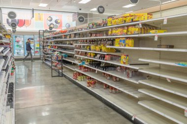 Los Angeles, Usa - 15 Mart 2020: Şehirde olası bir Coronavirus salgını korkusu nedeniyle Los Angeles süpermarketlerinde boş yiyecek rafları.