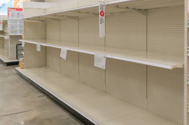 Los Angeles, Usa - 15 Mart 2020: Şehirde olası bir Coronavirus salgını korkusu nedeniyle Los Angeles süpermarketlerinde boş yiyecek rafları.