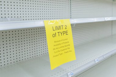 Los Angeles, Usa - 15 Mart 2020: Şehirde olası bir Coronavirus salgını korkusu nedeniyle Los Angeles süpermarketlerinde boş yiyecek rafları.