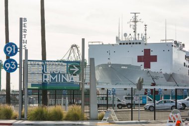 San Pedro, Kaliforniya ABD - 28 Mart 2020: ABD Donanma Hastanesi gemisi Mercy, Covid-19 Coronavirus salgını sırasında tıbbi yardım sağlamak üzere Los Angeles limanına demir attı.