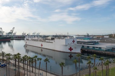 San Pedro, Kaliforniya ABD - 28 Mart 2020: ABD Donanma Hastanesi gemisi Mercy, Covid-19 Coronavirus salgını sırasında tıbbi yardım sağlamak üzere Los Angeles limanına demir attı.