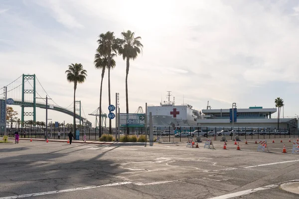 San Pedro, Kaliforniya ABD - 28 Mart 2020: ABD Donanma Hastanesi gemisi Mercy, Covid-19 Coronavirus salgını sırasında tıbbi yardım sağlamak üzere Los Angeles limanına demir attı.