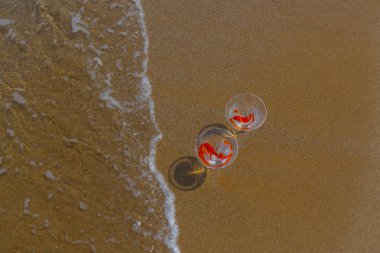 Akvaryumdaki balıklar ve deniz dalgaları.