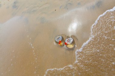 Akvaryumdaki balıklar ve deniz dalgaları.