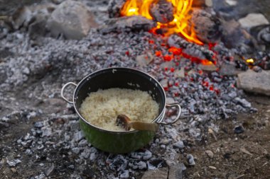 Yemek takımı pirinç yemeği, kamp alanı..