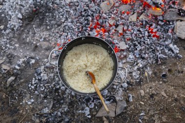 Yemek takımı pirinç yemeği, kamp alanı..