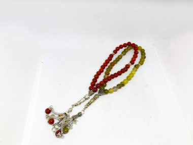 Renkli tespih ve beyaz arka plan