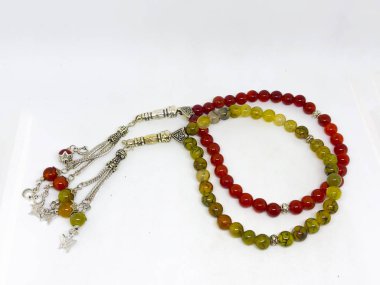 Renkli tespih ve beyaz arka plan