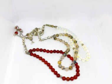 Renkli tespih ve beyaz arka plan