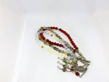 Renkli tespih ve beyaz arka plan