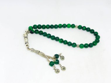 Renkli tespih ve beyaz arka plan