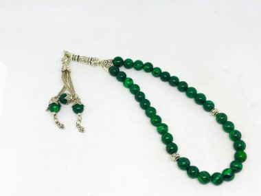 Renkli tespih ve beyaz arka plan