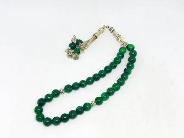 Renkli tespih ve beyaz arka plan