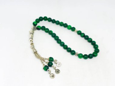 Renkli tespih ve beyaz arka plan