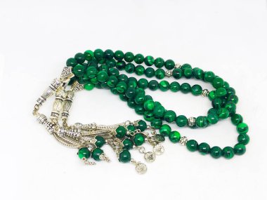 Renkli tespih ve beyaz arka plan