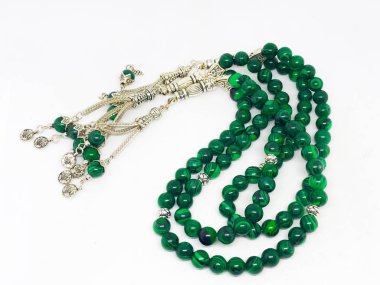 Renkli tespih ve beyaz arka plan