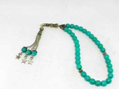 Renkli tespih ve beyaz arka plan