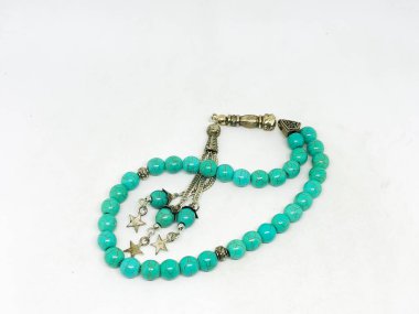 Renkli tespih ve beyaz arka plan