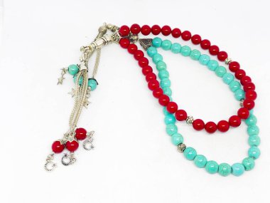 Renkli tespih ve beyaz arka plan