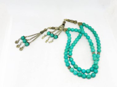 Renkli tespih ve beyaz arka plan