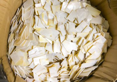 Bastırılmış inci gibi, renkli bir geçmişi var.