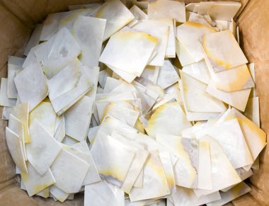 Bastırılmış inci gibi, renkli bir geçmişi var.