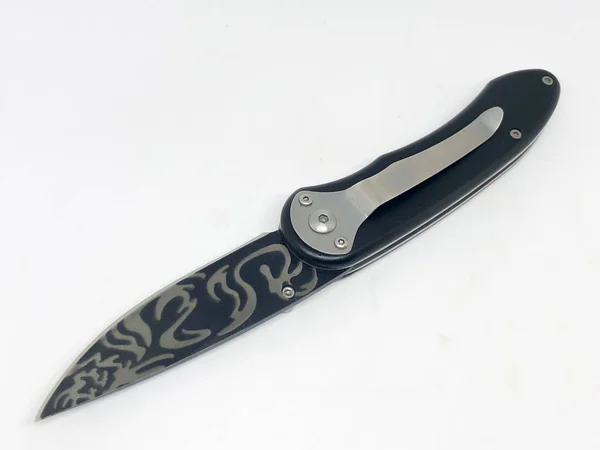ポケットナイフ 様々なポケットナイフとナイフ 白い背景 — ストック写真