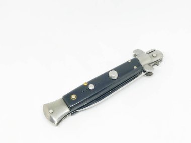 Otomatik çakı, beyaz arka plan.