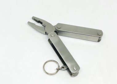 Çok amaçlı cep çakısı.