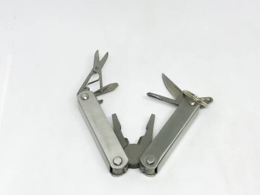 Çok amaçlı cep çakısı.