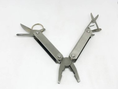 Çok amaçlı cep çakısı.