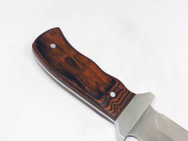 Av bıçakları ve kınlar, beyaz arka plan.