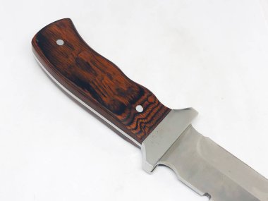 Av bıçakları ve kınlar, beyaz arka plan.