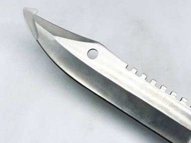 Av bıçakları ve kınlar, beyaz arka plan.