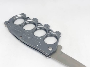 Pirinç muşta, beyaz arkaplan.