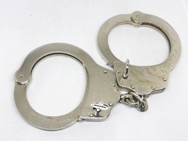 Polis kelepçeleri ve beyaz arka plan