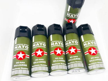 Biber gazı ve beyaz arka plan