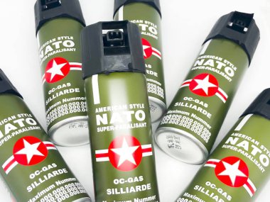 Biber gazı ve beyaz arka plan