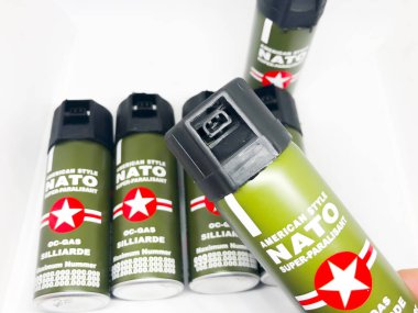 Biber gazı ve beyaz arka plan